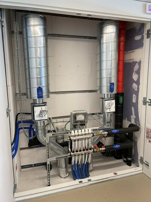 Technik-Schrank auf Etage: Lüftung Zu- und Abluft, Schmutzwasser, Bodenheizung. (Foto: Peter Warthmann)